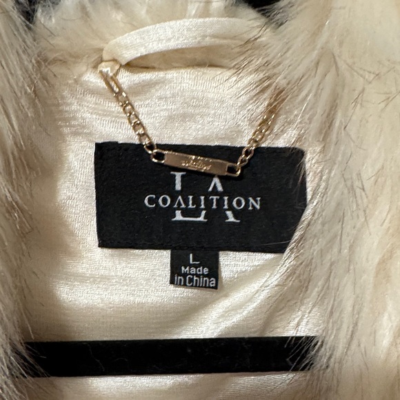 Soft Cream Faux Fur Wrap - Picture 2 of 6